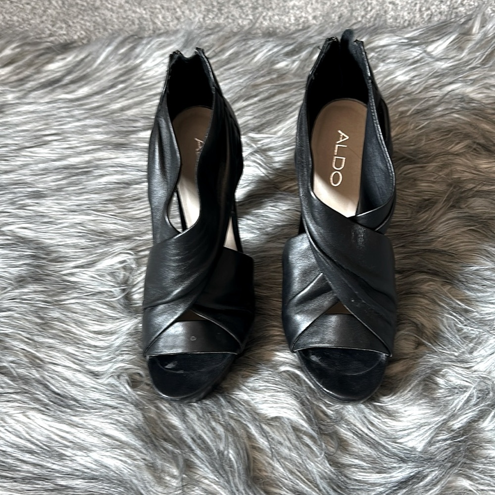 Black leather Aldo Osmonda bootie.  Size 8 (euro 38). Worn once.
